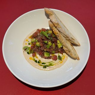 Тартар з тунцем та авокадо (240г)