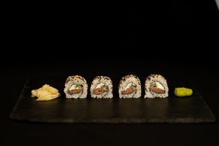 Филаделфия пушена съомга 4 бр. 100 гр.