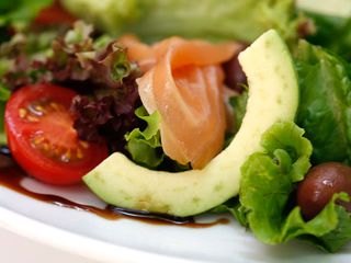 Салата с пушено филе от сьомга (250г)