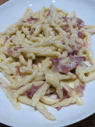 Strozzapreti panna e speck