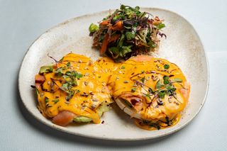 Poširana jaja i losos