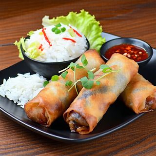 Sajgonki 3 szt. z ryżem i surówką