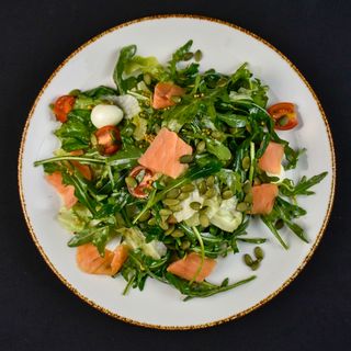 Зеленый салат с семгой