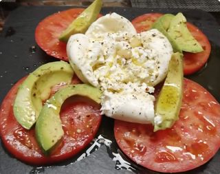 Burrata Amb Tomàquet I Alvocat