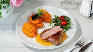 Piept de rață cu sos de portocale și piure de cartofi dulci
