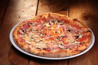 Pizza Prosciutto e Funghi