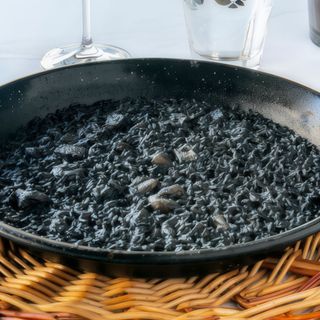 Arroz negro a la tinta del calamar. Ración
