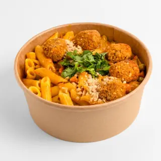 Penne kukurydziane z gulaszem tajskim i klopsami batatowymi