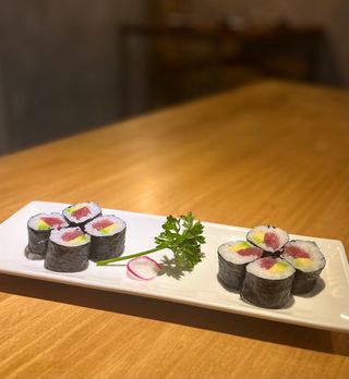 Maki atún y aguacate