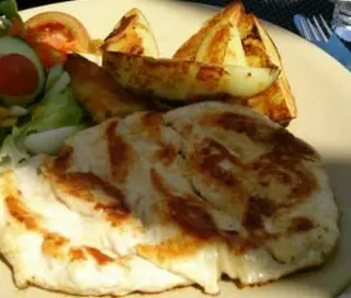 Pechuga De Pollo Con Patatas Y Ensaladilla Rusa