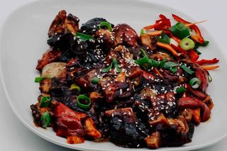 Tentacule de caracatita la wok cu legume