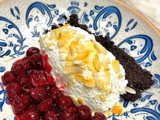 Повітряний чізкейк з шоколадним бісквітом та пряною вишнею (220г)