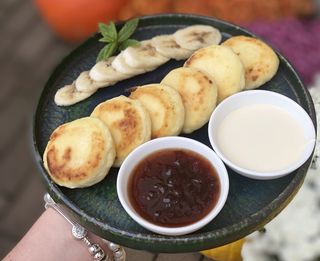 Сирники з ягідним джемом та сметаною