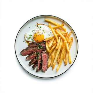 Huevos rotos con patatas, entrecot de ternera (D.O. Galicia) troceado