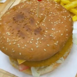 Menú Hamburguesa De Pollo Y Queso De Cabra