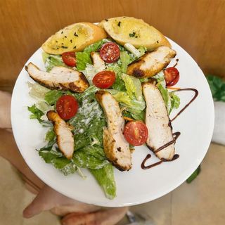 Sałata Cezar z krewetkami