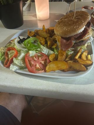 Hamburguesa de pollo con patatas