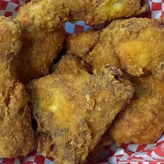 8 Piezas de Pollo a la Broaster + Patatas Fritas + Salsas*