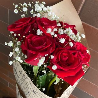 წითელი ვარდების თაიგული