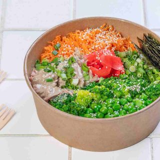 ტუნას პოკე ტაჰინის სოუსით