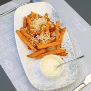 Батат фрі з Пармезаном (200 г)