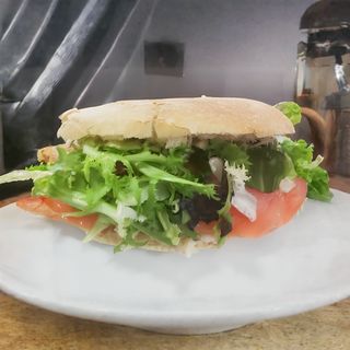 Mollete Osio Con Salmón Ahumado, Queso Cremoso Y Lechuga
