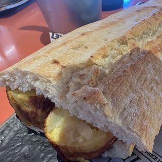 Bocadillo de tortilla de patatas sin cebolla