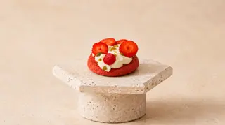Truskawkowy crumble cookie