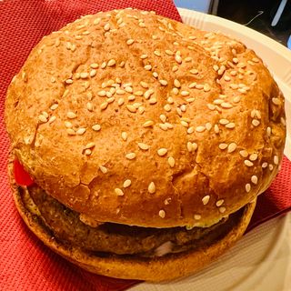 Hamburguesa de no pollo crujiente y no cheddar