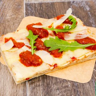 Porción de salsa  Boloñesa con parmesano en virutas y grana padano en polvo