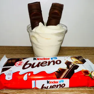 Bicchiere di fior di latte con barretta kinder bueno