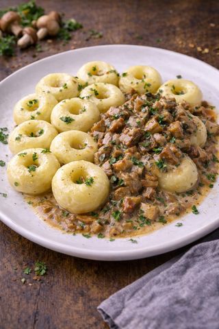 Kluski śląskie z sosem z grzybów leśnych