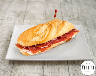 Bocadillo de Jamón serrano y queso +  1 refresco