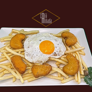 Nuggets com ovo e batata frita