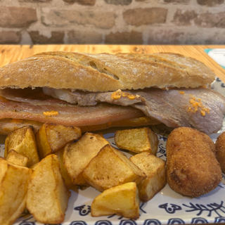 Menú bocadillo de panceta + patatas + croquetas + bebida