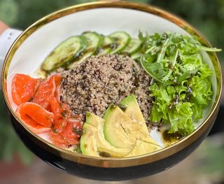 Боул з лососем, авокадо та кіноа (275г)