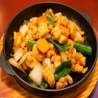 66. Pollo servido a la plancha con salsa yakitori