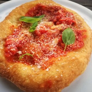 Montanara pomodoro, mozzarella, basilico