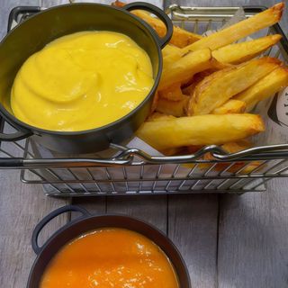 Ración De Patatas Con Salsa Alioli Y Brava