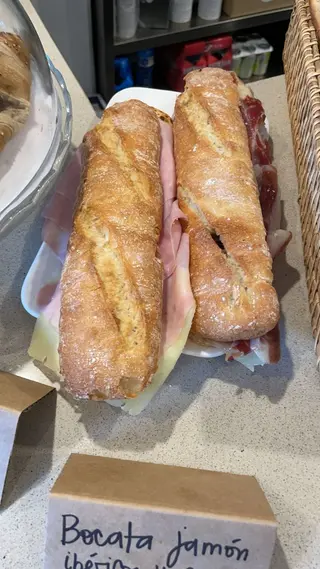 Bocadillo Entero De Jamón Dulce Y Queso