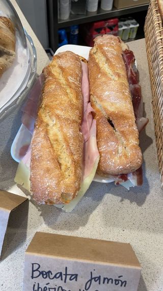 Bocadillo Entero De Jamón Dulce Y Queso