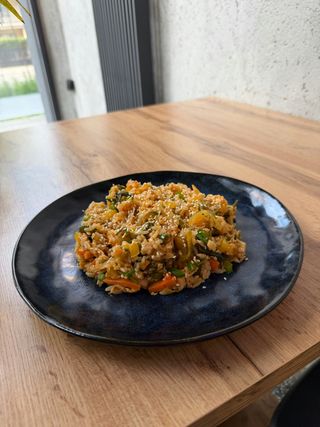 Ryz z warzywami i kimchi