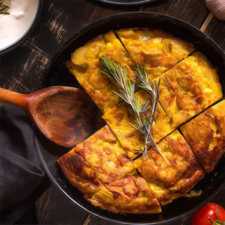 Tortilla de patatas con gulas y langostinos para 5-6 personas