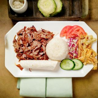 Донер на тарелке ассорти