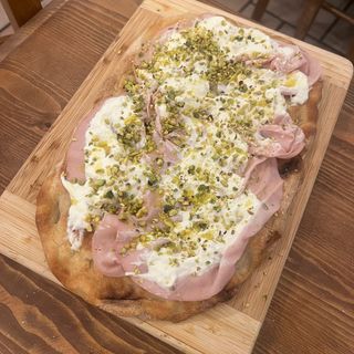 Pinsa speak stracciatella cipolla caramellata petali di mandorle 