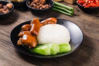 Arroz Con Manito De Cerdo En Salsa Asada