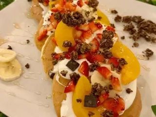 Pankejki z jogurtem i owocami