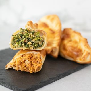 Empanada Argentina queso y cebolla (1 unid)