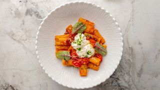 Ригатони со страчателлой и вялеными томатами