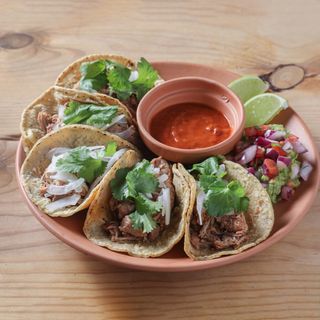 Taquiza para 4 / Mole poblano y carnitas michoacanas 